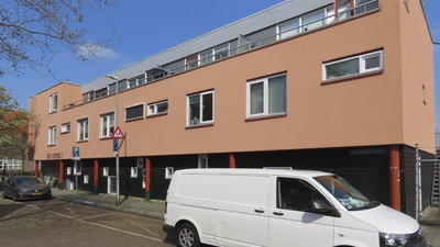 902966 Gezicht op de voorgevel van huisartsenpraktijkcentrum 'De Greev' (Grevelingenstraat 10) te Utrecht.